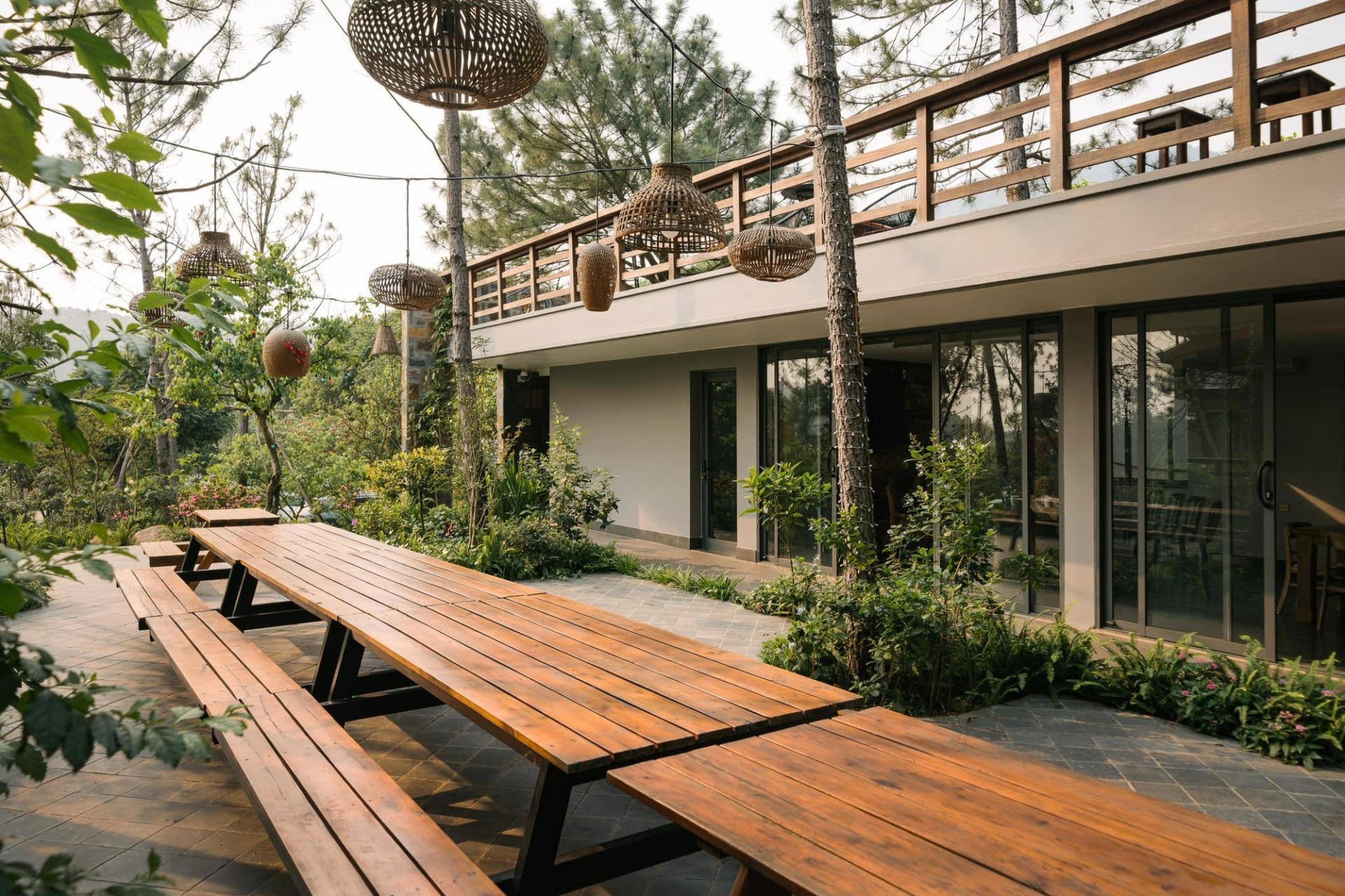 Sao nam hạng A cưới cô bạn thanh mai trúc mã: Mua đứt biệt thự rộng 4.000m², bước vào ngỡ đang ở resort cao cấp