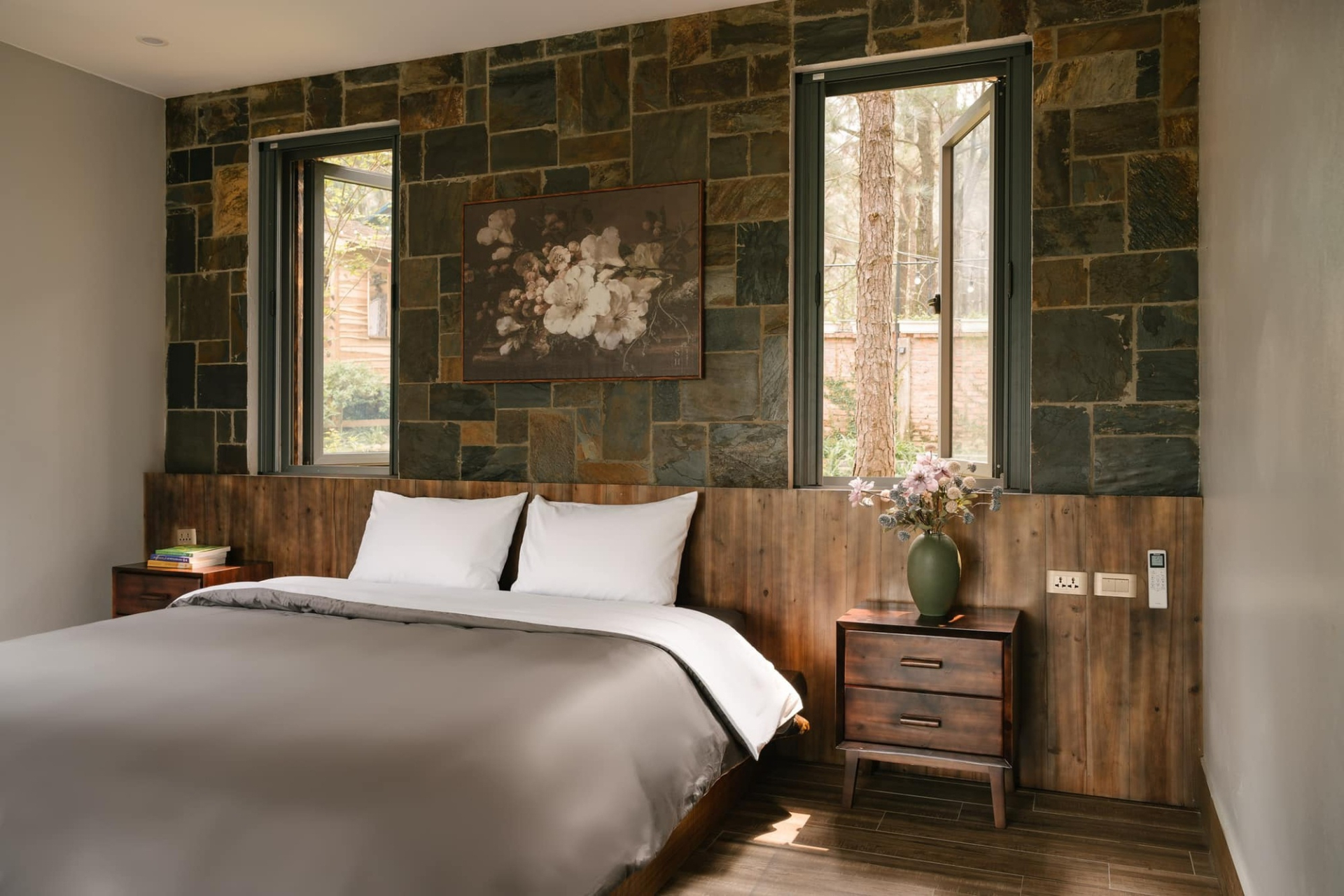 Sao nam hạng A cưới cô bạn thanh mai trúc mã: Mua đứt biệt thự rộng 4.000m², bước vào ngỡ đang ở resort cao cấp