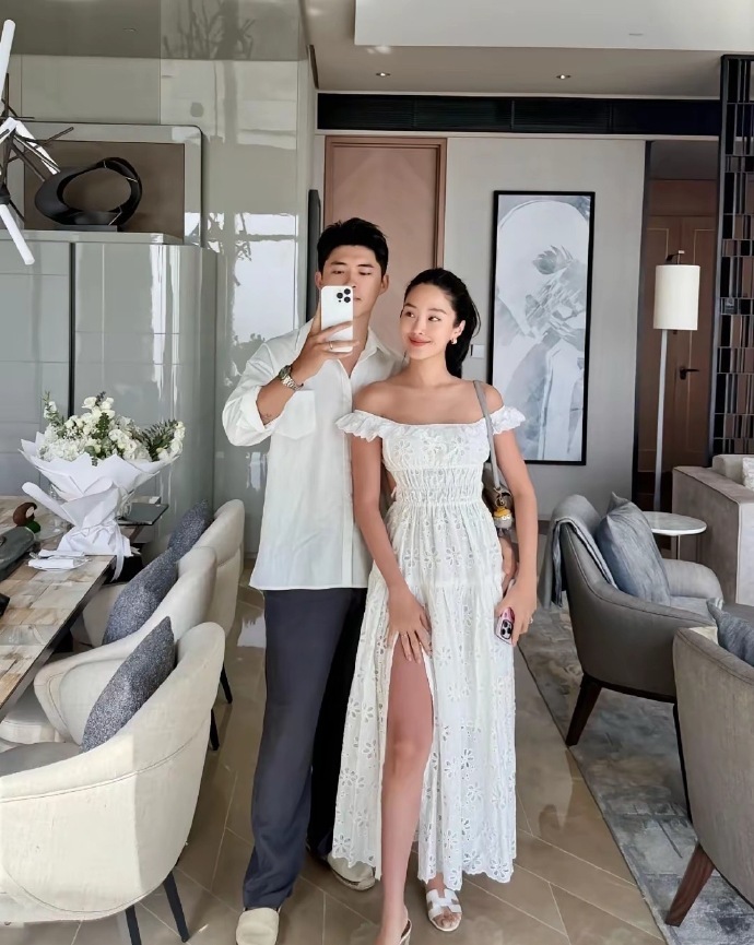 Dương Thái Ngọc đã đăng ký kết hôn với Trương Hướng Vinh. Cô sinh con trai đầu lòng cho thiếu gia này vào tháng 7/2025. Ảnh: Sina.