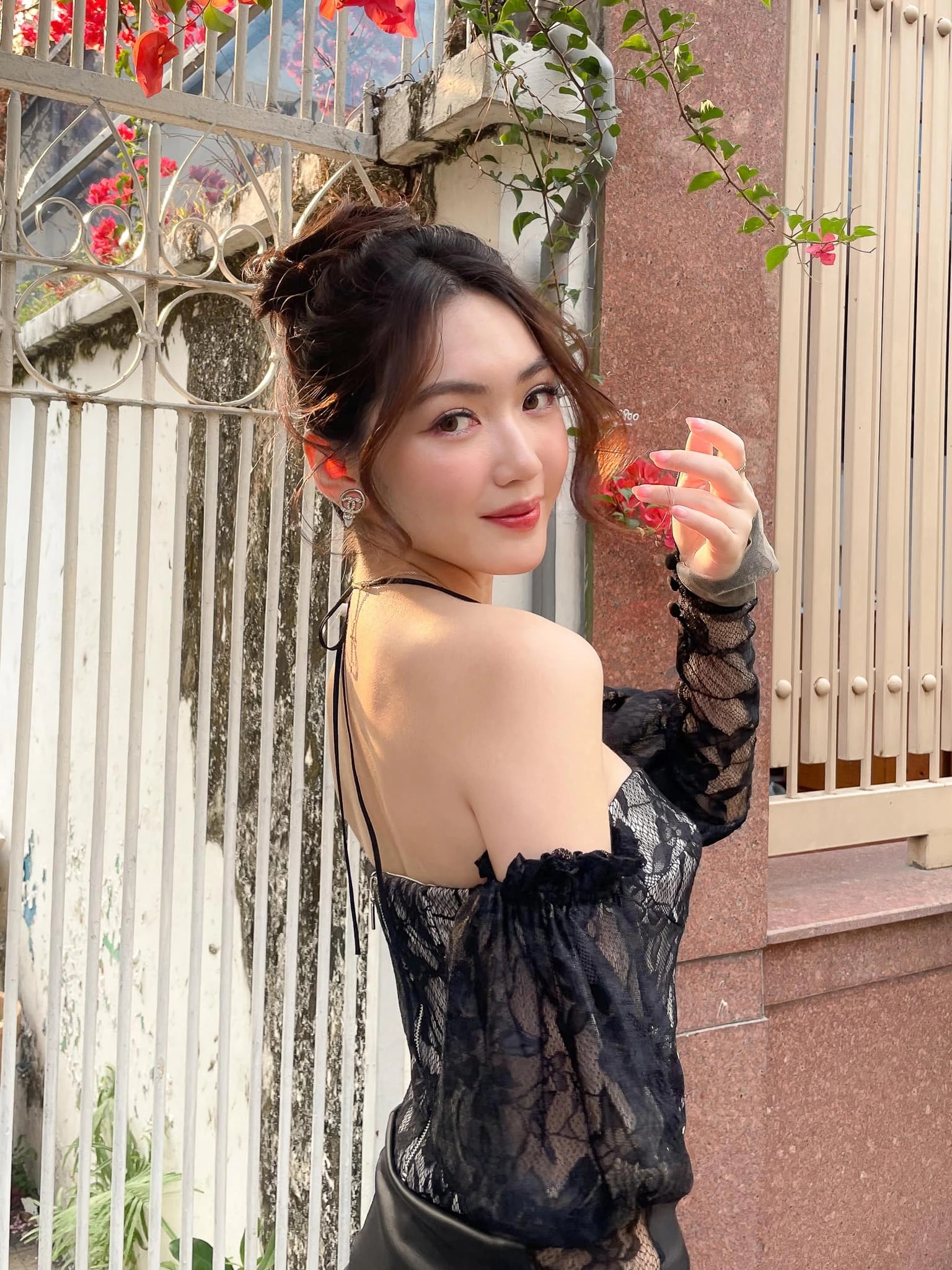 Tiểu thư tài phiệt đi làm: Khí chất con nhà giàu không thể giấu, nhìn quần áo biết ngay 