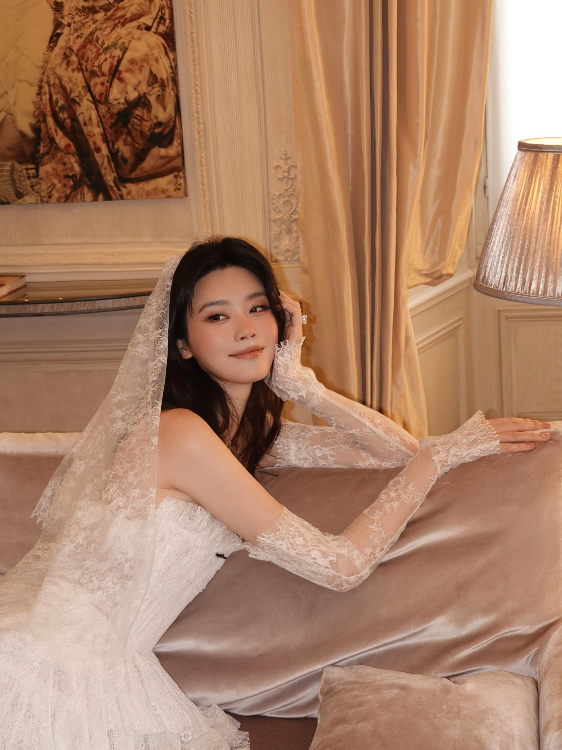 Cô dâu thời trang nhất tháng 6 gọi tên siêu mẫu Hề Mộng Dao.