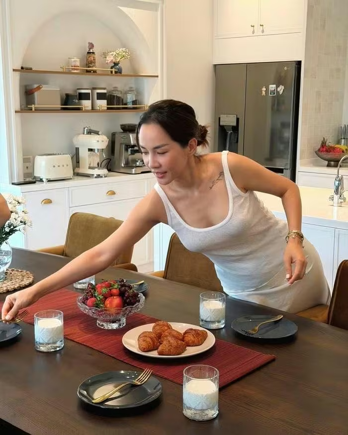 Bàn ăn màu nâu kết hợp hài hòa với khu bếp mang tông trắng sáng