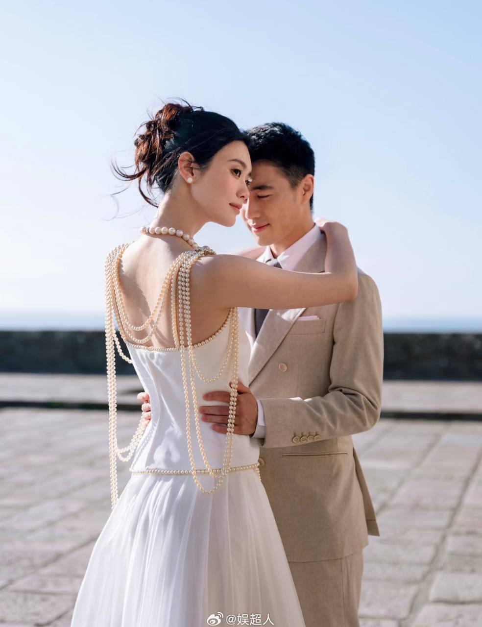 Mẫu vòng cổ đắt giá và ý nghĩa phần nào thể hiện tình yêu thương của mẹ chồng dành cho nàng dâu hào môn. (Ảnh: Weibo)