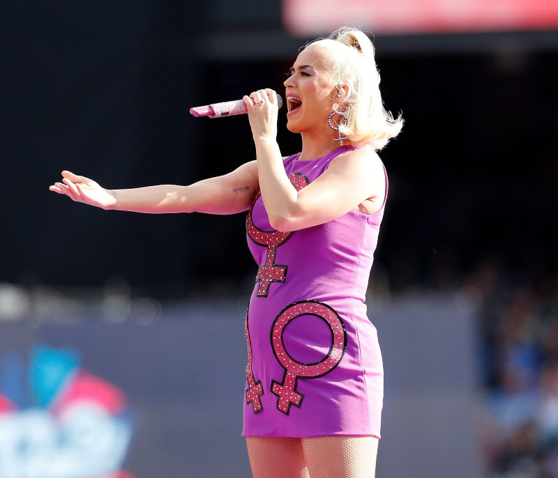 Katty Perry biểu diễn tại  chung kết ICC Women's T20 Cricket World Cup 2020 khi đang mang thai