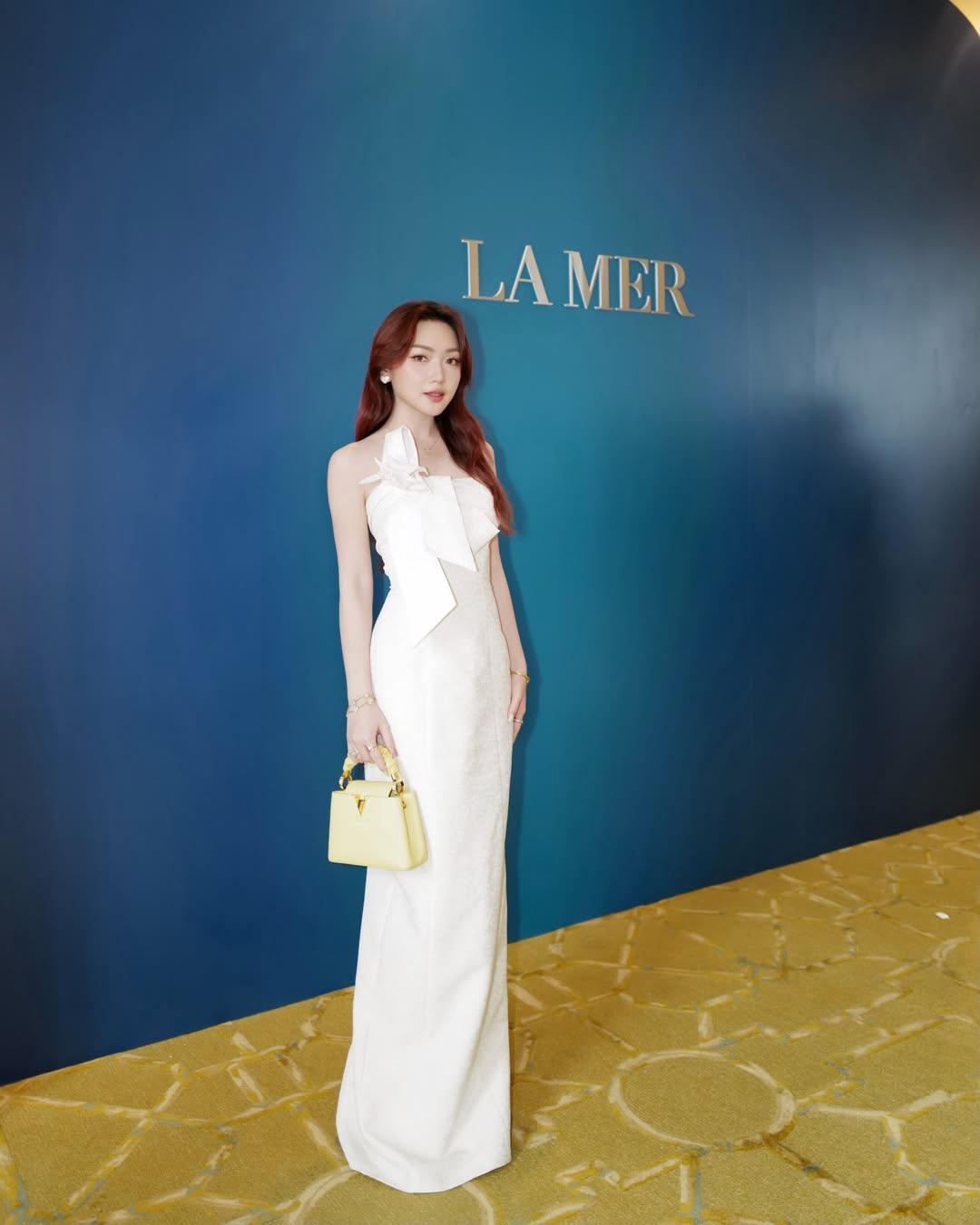 Tại sự kiện của La Mer, Chloe Nguyễn tiếp tục trung thành với gu thời trang thanh lịch khi diện váy trắng từ local brand nội địa Mel Essentials. Chiếc váy phom dáng suông dài tôn trọn vẹn vóc dáng mảnh mai, kết hợp cùng chi tiết thắt nơ bản lớn cách điệu đầy nghệ thuật ở phần ngực lệch vai làm điểm nhấn kiêu sa, thanh tao đúng tinh thần thượng lưu.