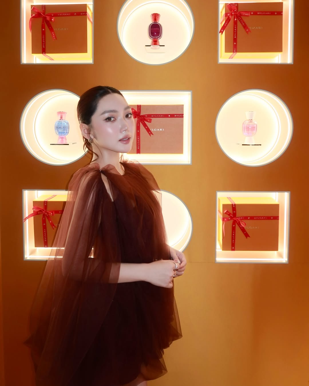 Tham dự đêm tiệc của Bvlgari, Chloe Nguyễn mang đến một làn gió mới khi diện item voan từ MUST HAVE. Gam màu tựa như giọt vang đỏ không chỉ tôn nước da trắng mà còn nhấn mạnh tinh thần sang trọng, cổ điển của dòng nước hoa cao cấp. Lựa chọn một thiết kế từ local brand Việt, nàng 