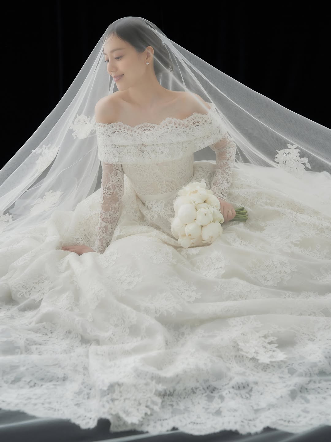 Cô khoe trọn bờ vai trần ngọc ngà trong bộ váy cưới lộng lẫy, đẹp bừng sáng ở từng khung hình. Ảnh cưới của Moon Chae Won còn khiến công chúng liên tưởng tới tấm poster phim điện ảnh. Ảnh: IGNV