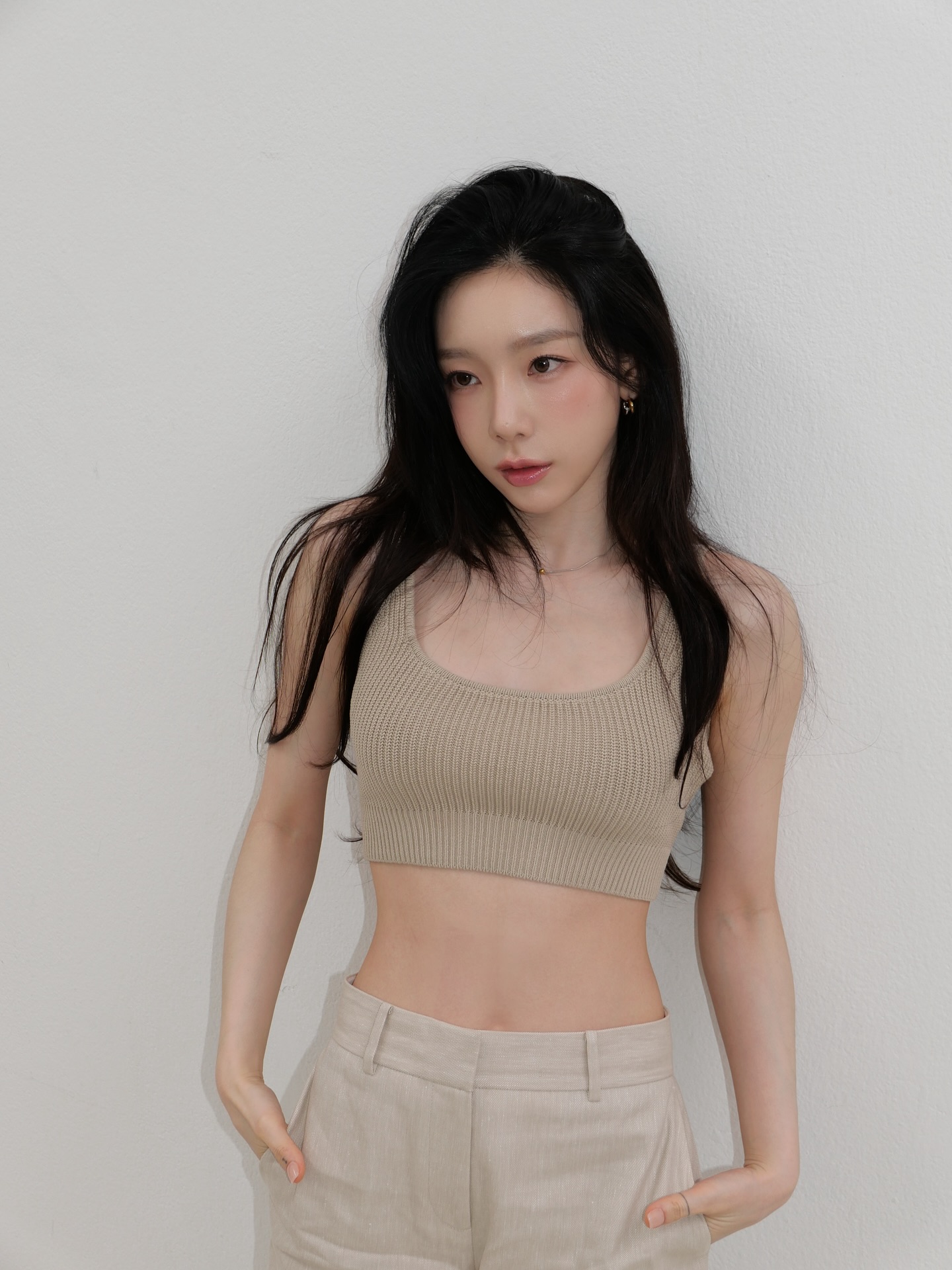 Vóc dáng mảnh mai, vòng eo thon gọn giúp Taeyeon đã trẻ còn thêm trẻ. (Ảnh: Instagram)