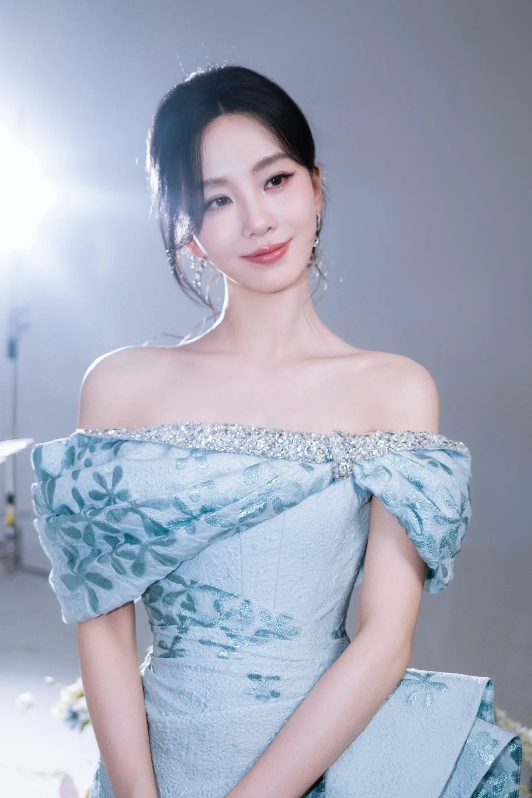 Nhiều khán giả cho biết họ cảm thấy như bị Lưu Thi Thi lừa dối khi cô níu giữ nhan sắc trẻ trung bằng ảnh photoshop. Trong mọi bức ảnh tung ra, cô đều xóa nhòa mọi khuyết điểm, dấu vết lão hóa tự nhiên. Ảnh: Sina.