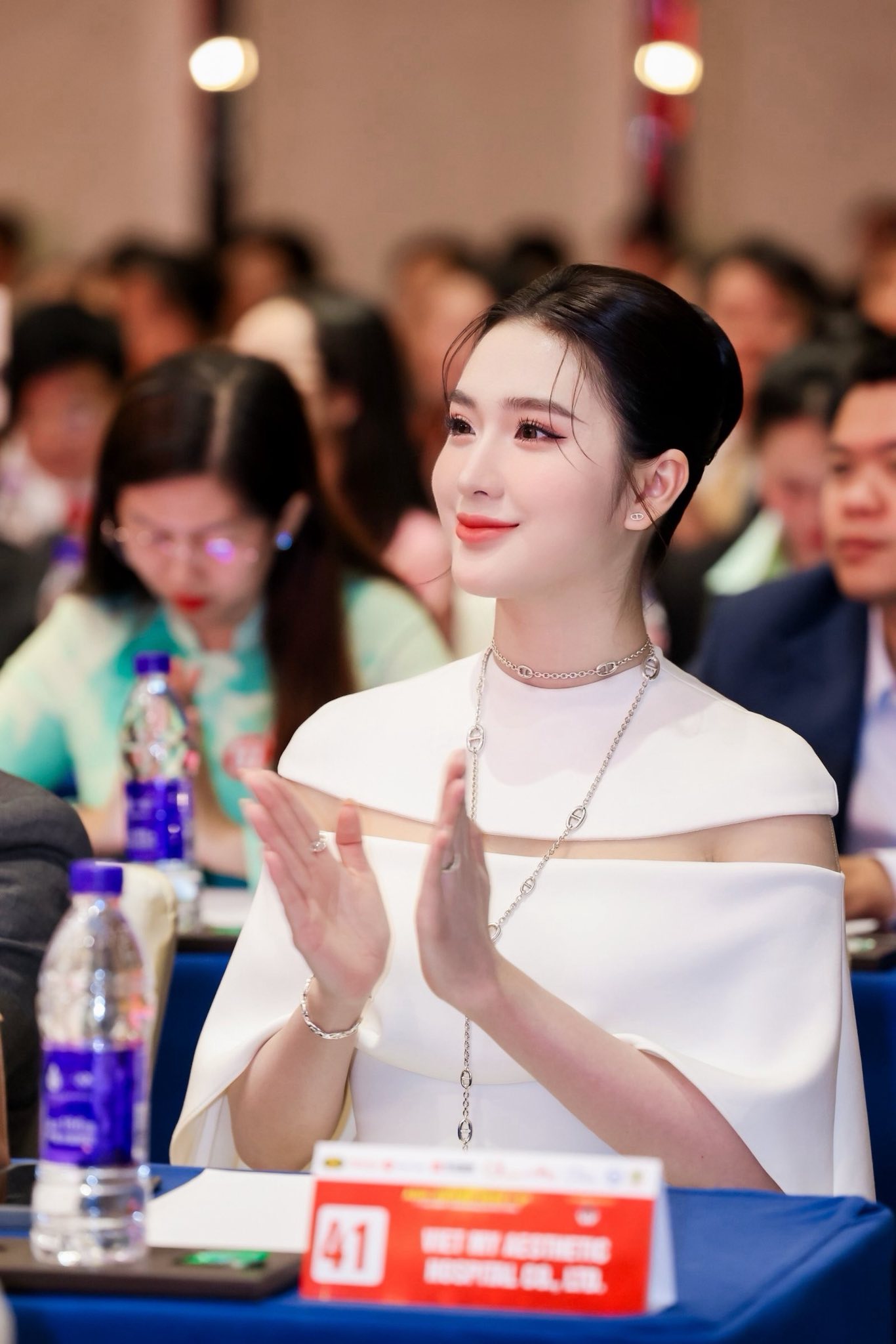 Netizen tràn vào trang cá nhân của Ngọc Loan sau 5 ngày người đẹp 