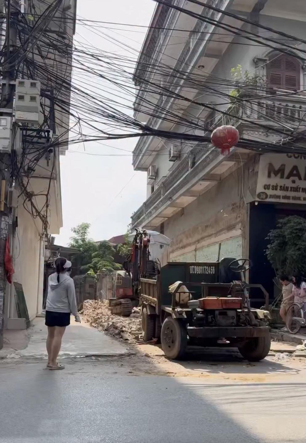 Hiện trạng khu đất đang thực hiện phá dỡ và khu vực ban công nhà hàng xóm xây đua ra bên ngoài gây xôn xao