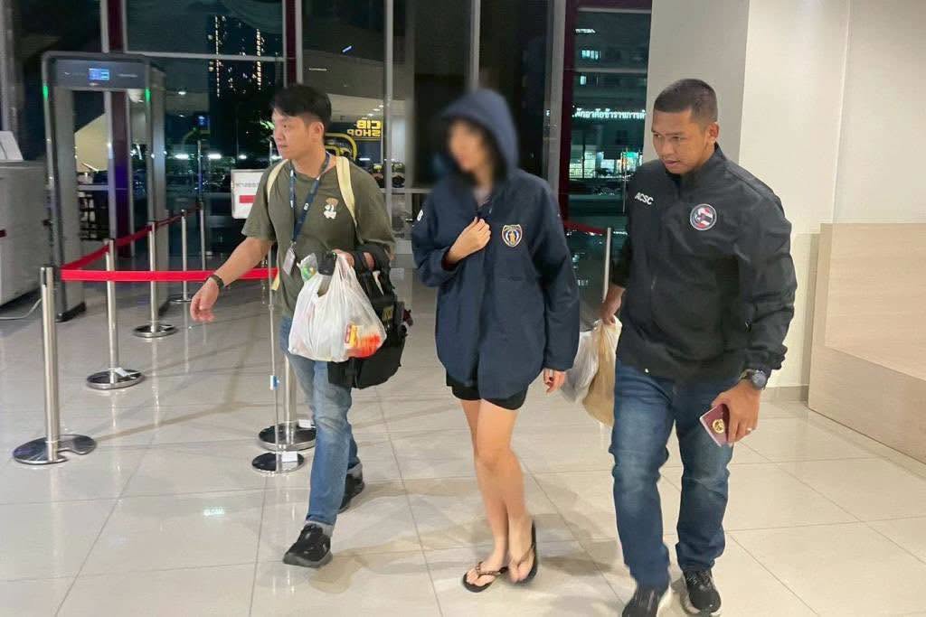 Nữ sinh được đưa về nước an toàn