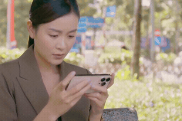 Vi Minh phải xem họp báo về chính mình qua màn hình điện thoại