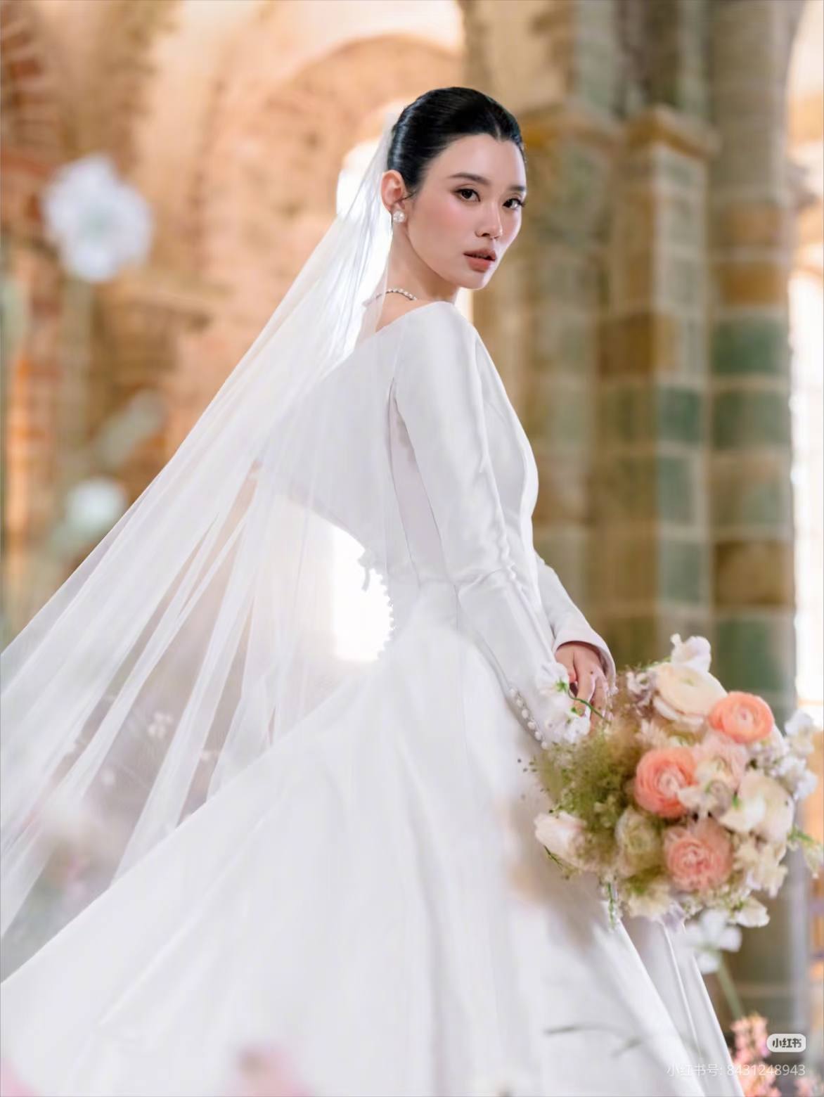 Đến giờ, Hề Mộng Dao mới được mặc váy cưới (Ảnh: Sina).
