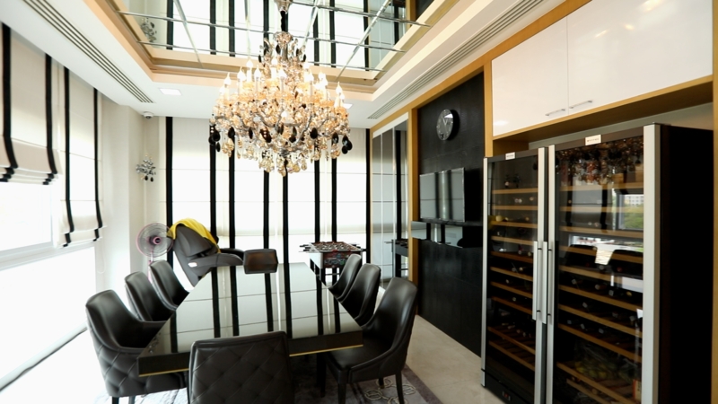 Lộ cảnh sống chung của bác sĩ thẩm mỹ nổi tiếng và người đẹp kém 23 tuổi, đón con đầu lòng năm 2025 