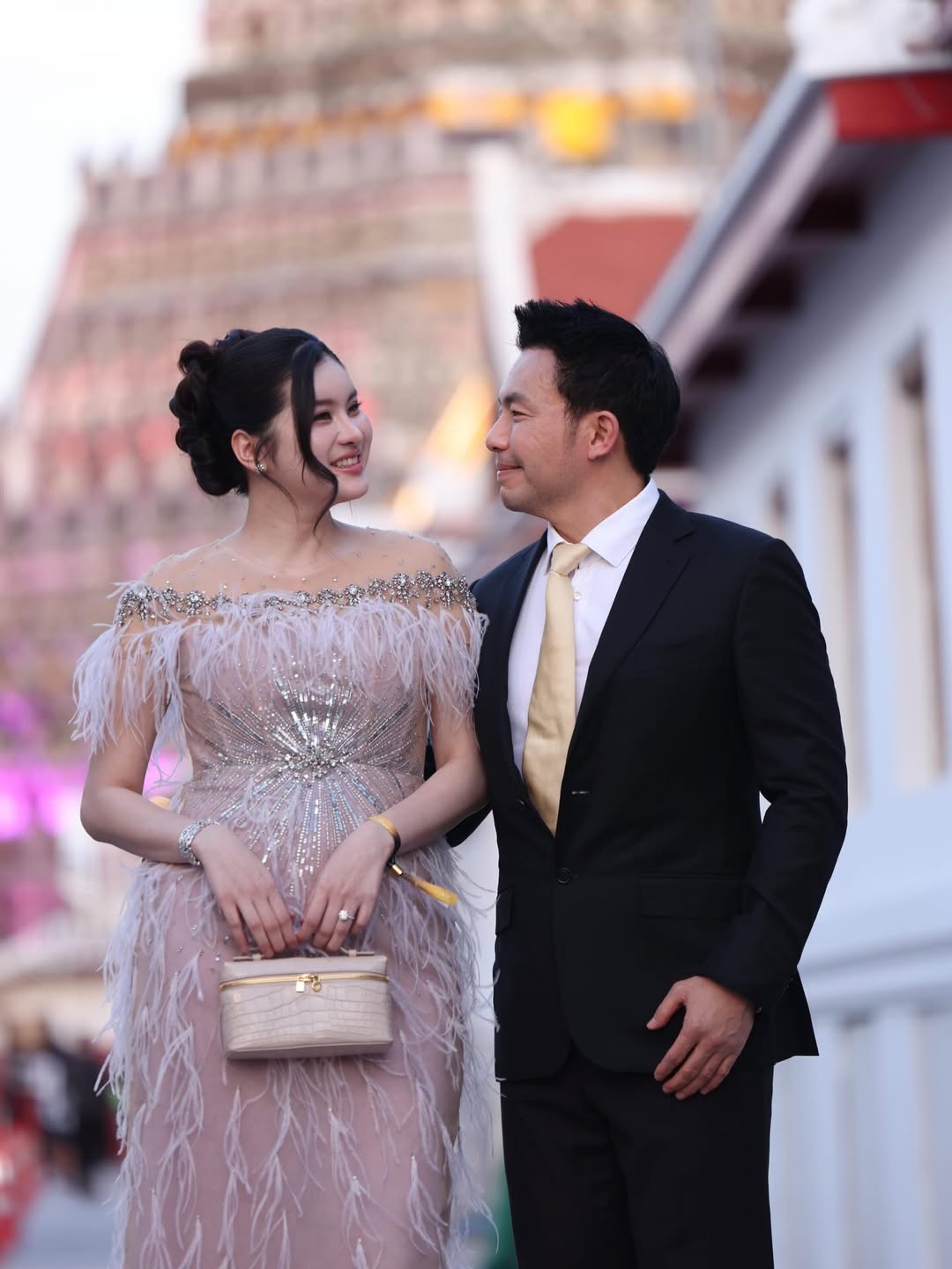 Vợ chồng bác sĩ thẩm mỹ nổi tiếng Nopparat Rattanawaraha và vợ Aon Somrutai.