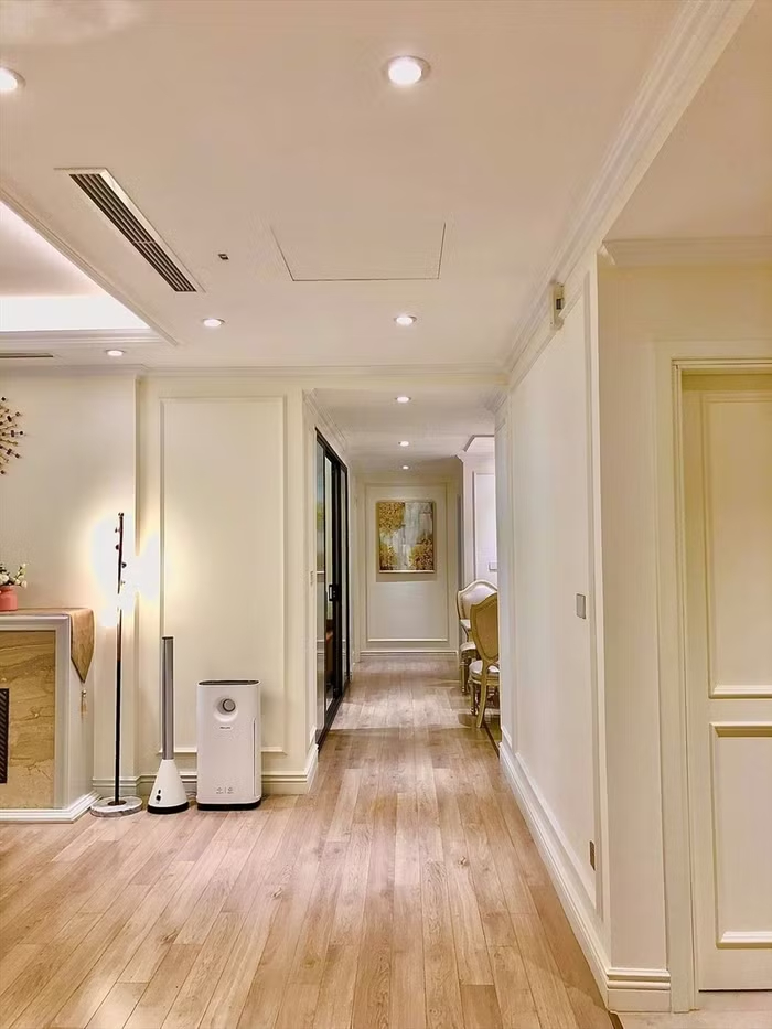 Căn hộ có thiết kế hiện đại, gam màu trầm ấm, tạo cảm giác ấm cúng và gần gũi