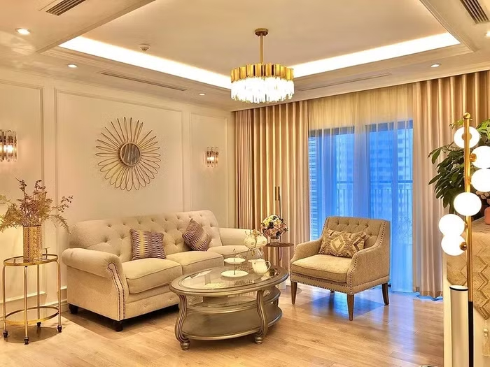 Phòng khách trong căn hộ của MC Diệp Chi có diện tích rộng rãi, hệ cửa kính giúp đón ánh sáng vào nhà