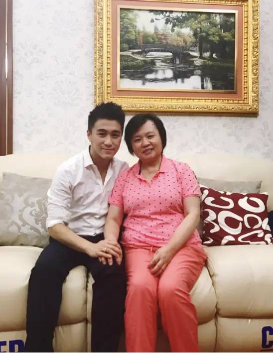   Hà Du Quân và bảo mẫu  