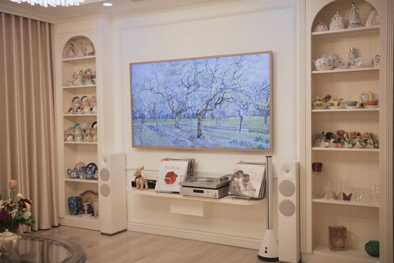 Bên cạnh kệ tivi là 2 kệ tủ dùng để bày biện những món decor đẹp mắt