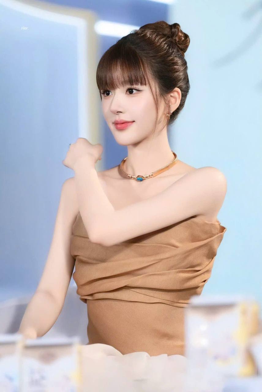 Visual xinh như búp bê của Triệu Lộ Tư. (Ảnh: Instagram)