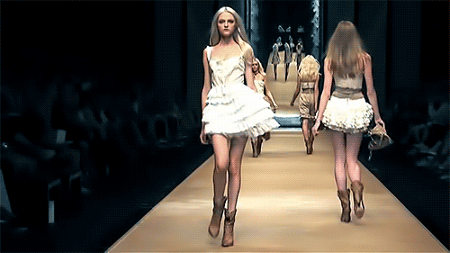 Vlada có lối catwalk đầy năng lượng cùng thần thái sắc lạnh, cực kì high fashion.