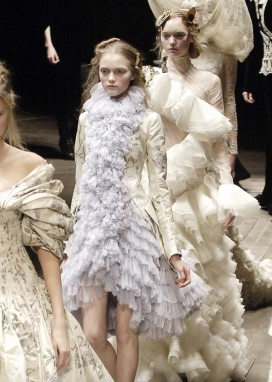   Thời kỳ đó, những cái tên như Gemma Ward, Jessica Stam, Sasha Pivovarova hay Vlada Roslyakova được xem là biểu tượng của một kỷ nguyên thời trang hoàn toàn khác hiện nay. Họ nổi tiếng nhờ khả năng trình diễn, gương mặt độc đáo và sức làm việc đáng kinh ngạc, thay vì lượng người theo dõi trên mạng xã hội.  