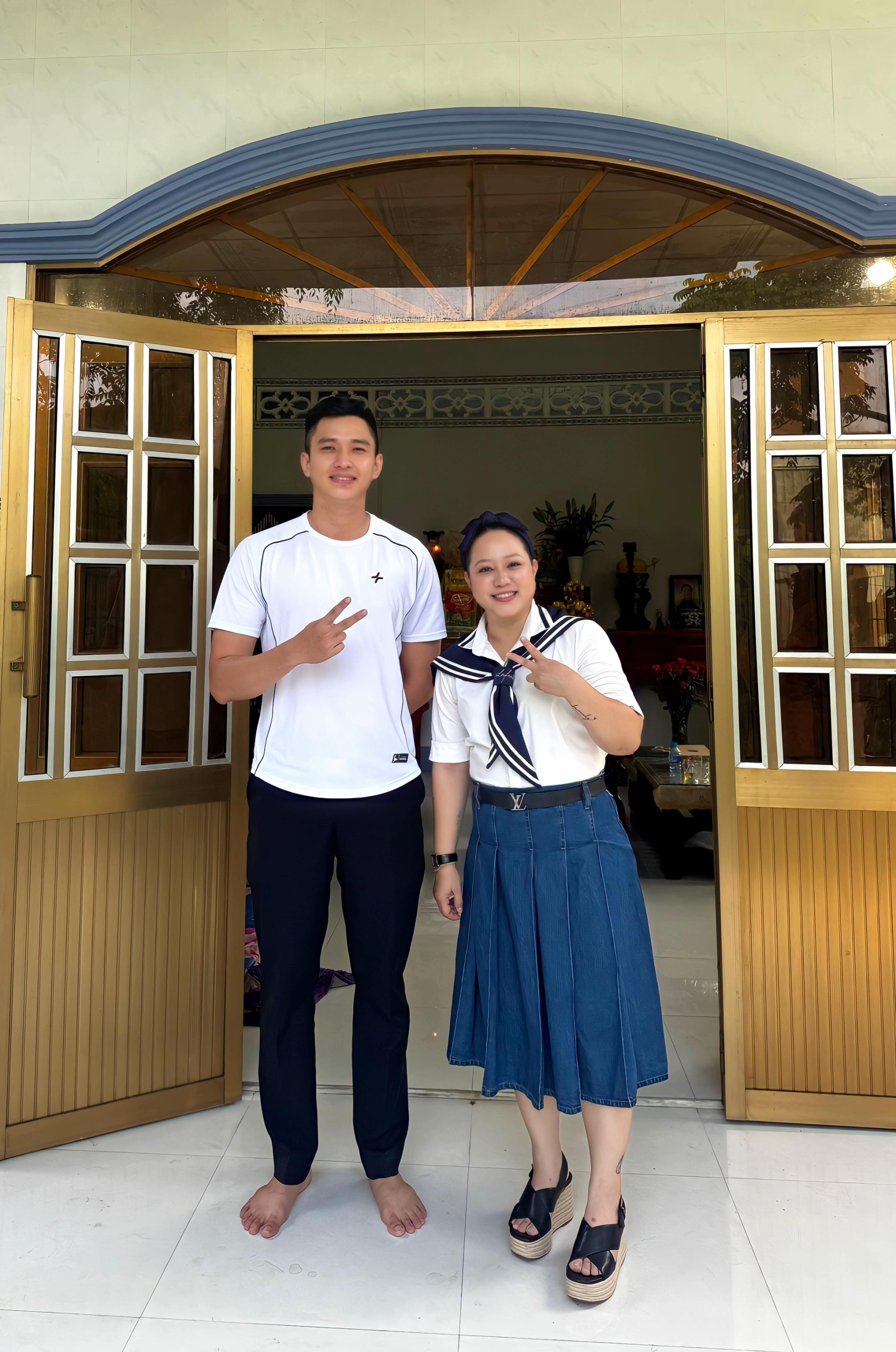 Thượng úy Lê Hoàng Hiệp và ca sĩ Ngọc Linh