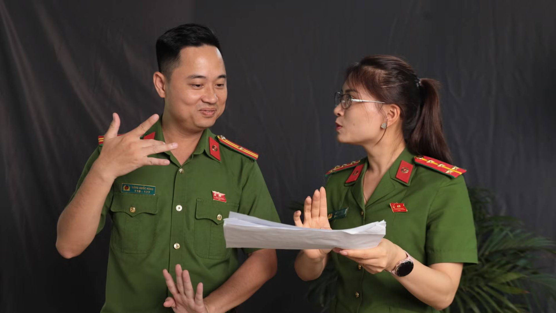 Thiếu tá Đặng Quốc Hùng và Đại úy Đỗ Thị Nga (Ảnh: An ninh thủ đô)