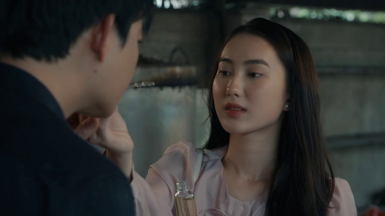 Trang xuất hiện khiến mối quan hệ của đôi chính càng thêm rạn nứt