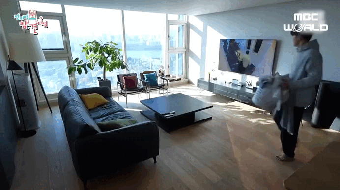 Không gian phòng khách được bài trí nội thất tinh tế, hệ cửa kính vừa đón ánh sáng vừa có view đẹp hướng thẳng ra sông Hàn