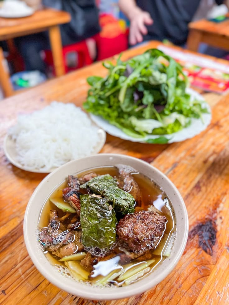 Những cái tên như Phở 10 Lý Quốc Sư, Bún Chả Đắc Kim... đã trở nên quá quen thuộc trong danh sách của Michelin