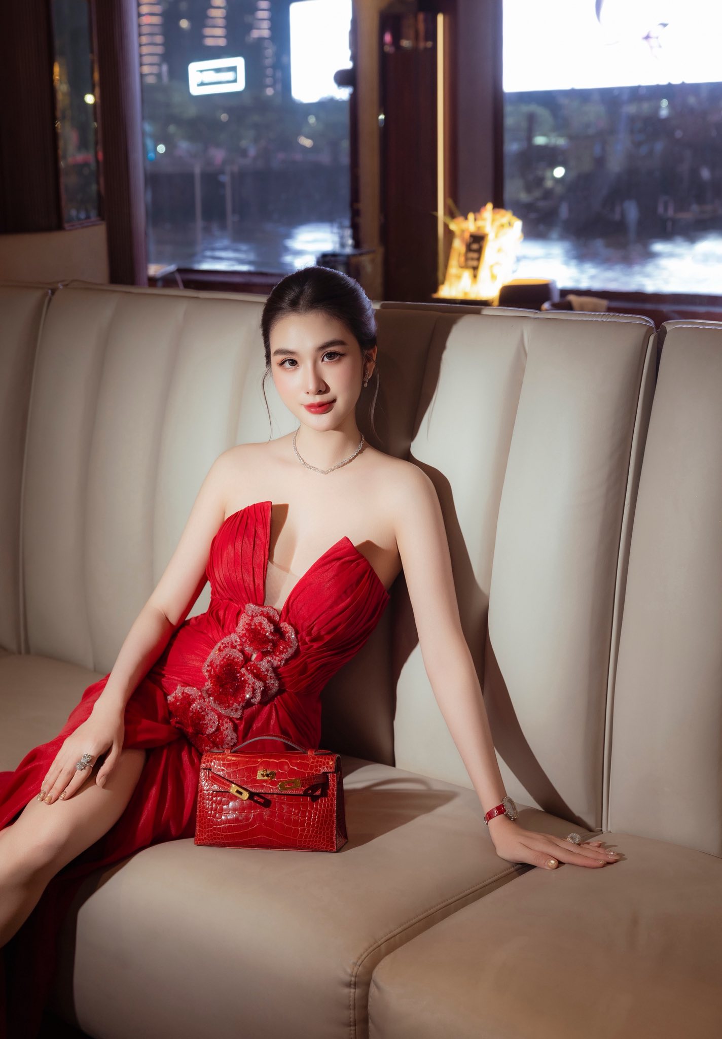   Người đẹp không nói về những ồn ào đang diễn ra xung quanh mình. Nguồn: FBNV  