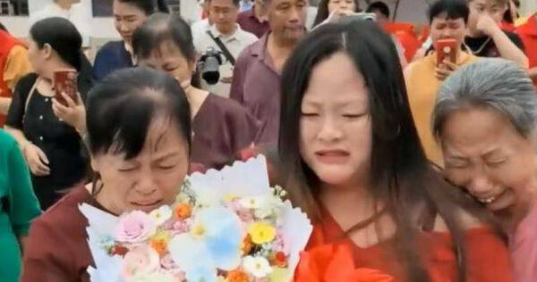 Bé gái 9 tuổi làm hỏng lọ sữa tắm của bạn, sợ bị mắng nên bỏ nhà ra đi, 22 năm sau mới trở về 