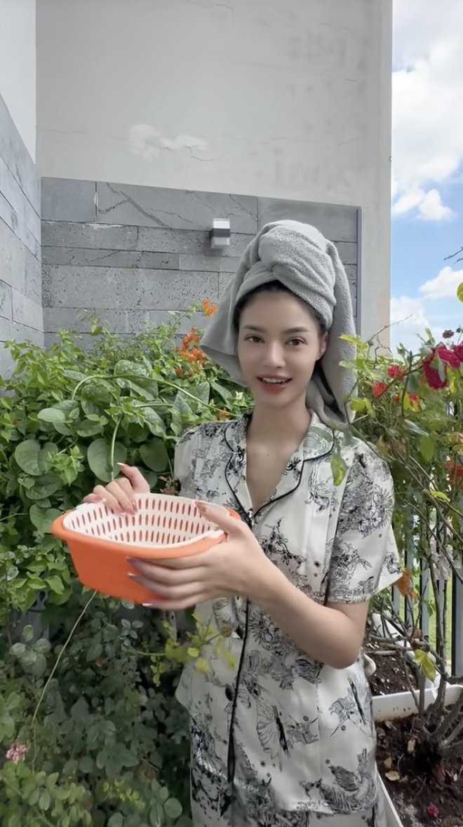 Kiều Loan trồng rau ngoài ban công.