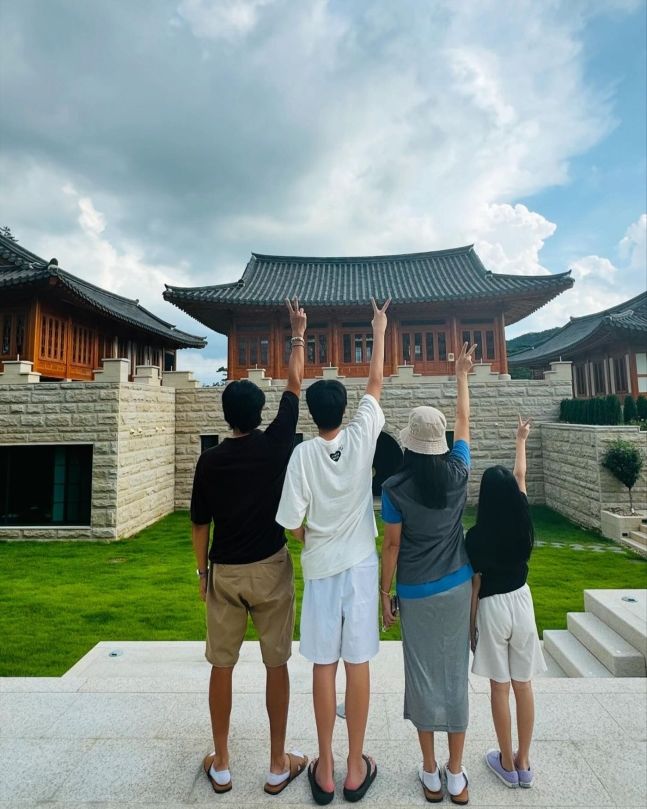 Go So Young khẳng định con trai cô (áo trắng) đã cao hơn 1m85 ở tuổi 16 và hiện không còn mặc vừa quần áo của Jang Dong Gun (1m82). Sự phát triển nhanh chóng của quý tử khiến ngay chính Go So Young cũng phải cảm thán. Ảnh: Naver