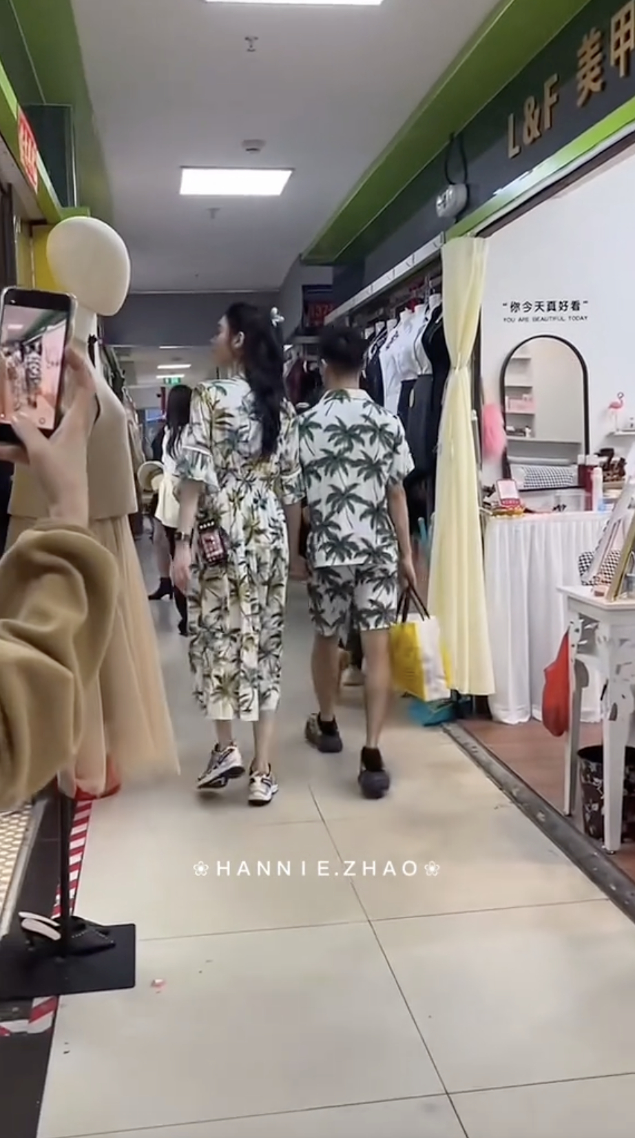 Xôn xao clip dâu hào môn Hề Mộng Dao và chồng thiếu gia đi tuần trăng mật sau hôn lễ 1000 tỷ: Sao mà lạ dữ vậy?