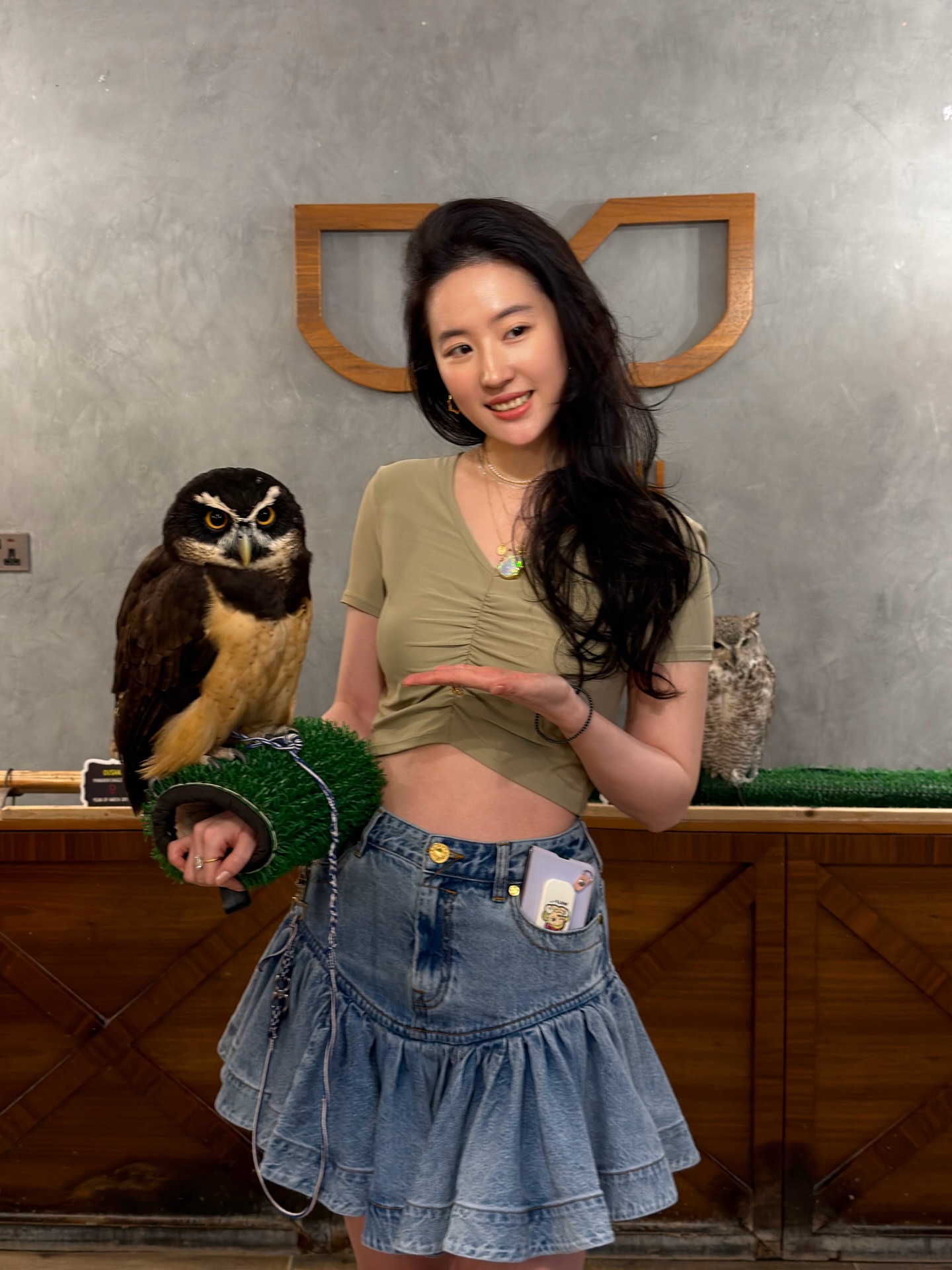 Lưu Diệc Phi làm gì với tóc mình vậy?