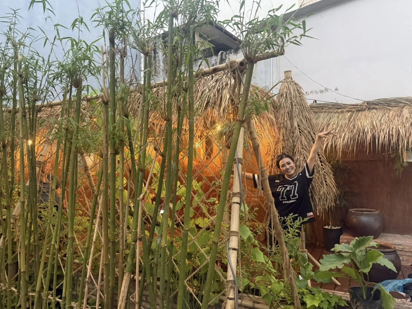 Phương Thanh tận dụng không gian sân thượng để trồng đủ các loại rau củ như mướp, cà chua, khổ qua và nhiều loại rau