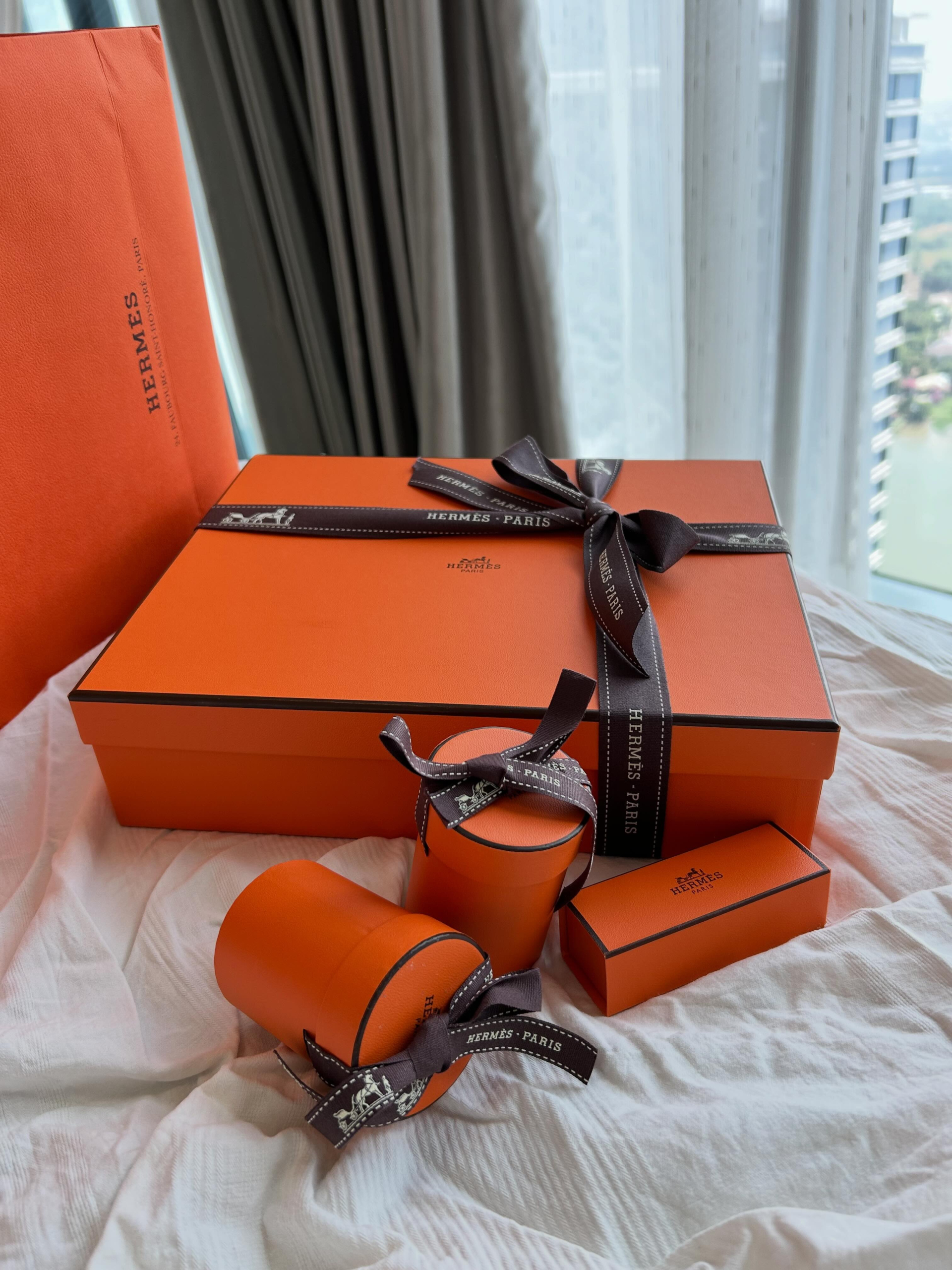 Hình ảnh unbox đồ hiệu.