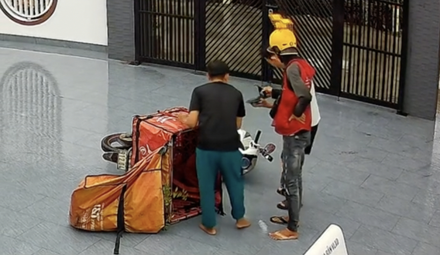 Từ đầu đến chân anh shipper đều có chi tiết gây cười (Ảnh chụp màn hình)