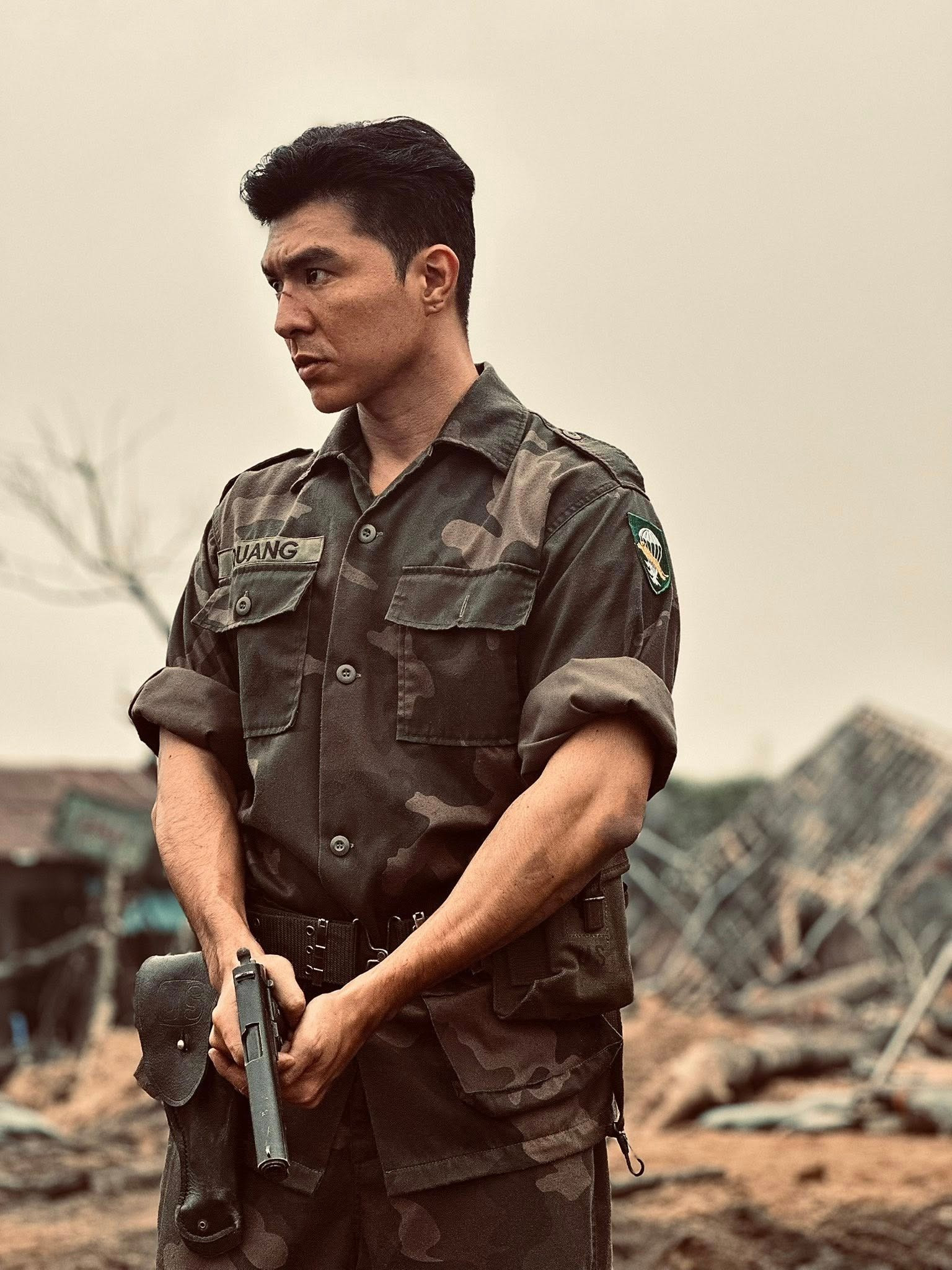 Chi Pu và mỹ nam 6 múi che chung chiếc ô, mưa ướt điện thoại cũng không che được hào quang này