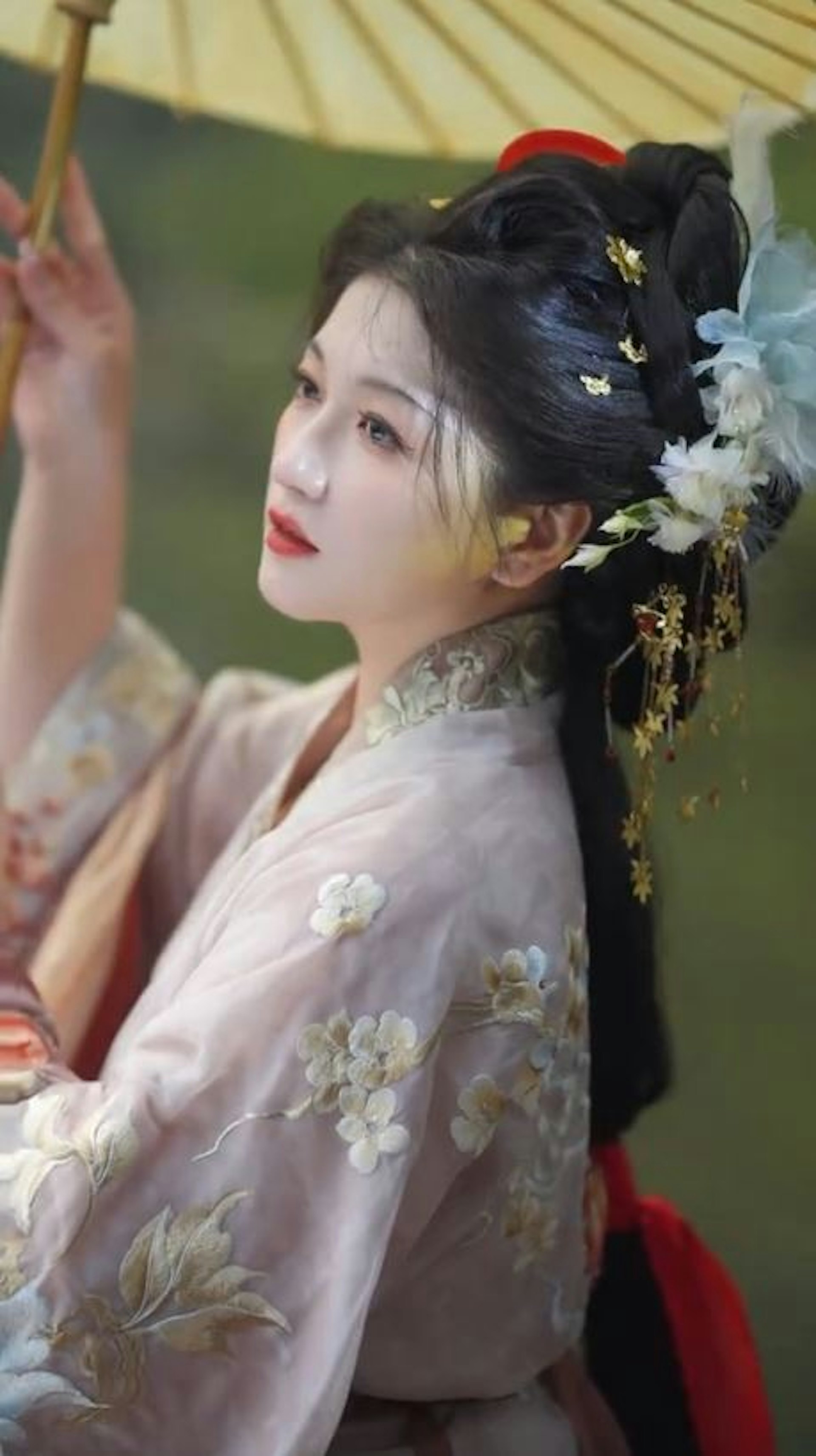 Hạ A Đào nổi tiếng với hình ảnh phú bà có cuộc sống giàu sang.