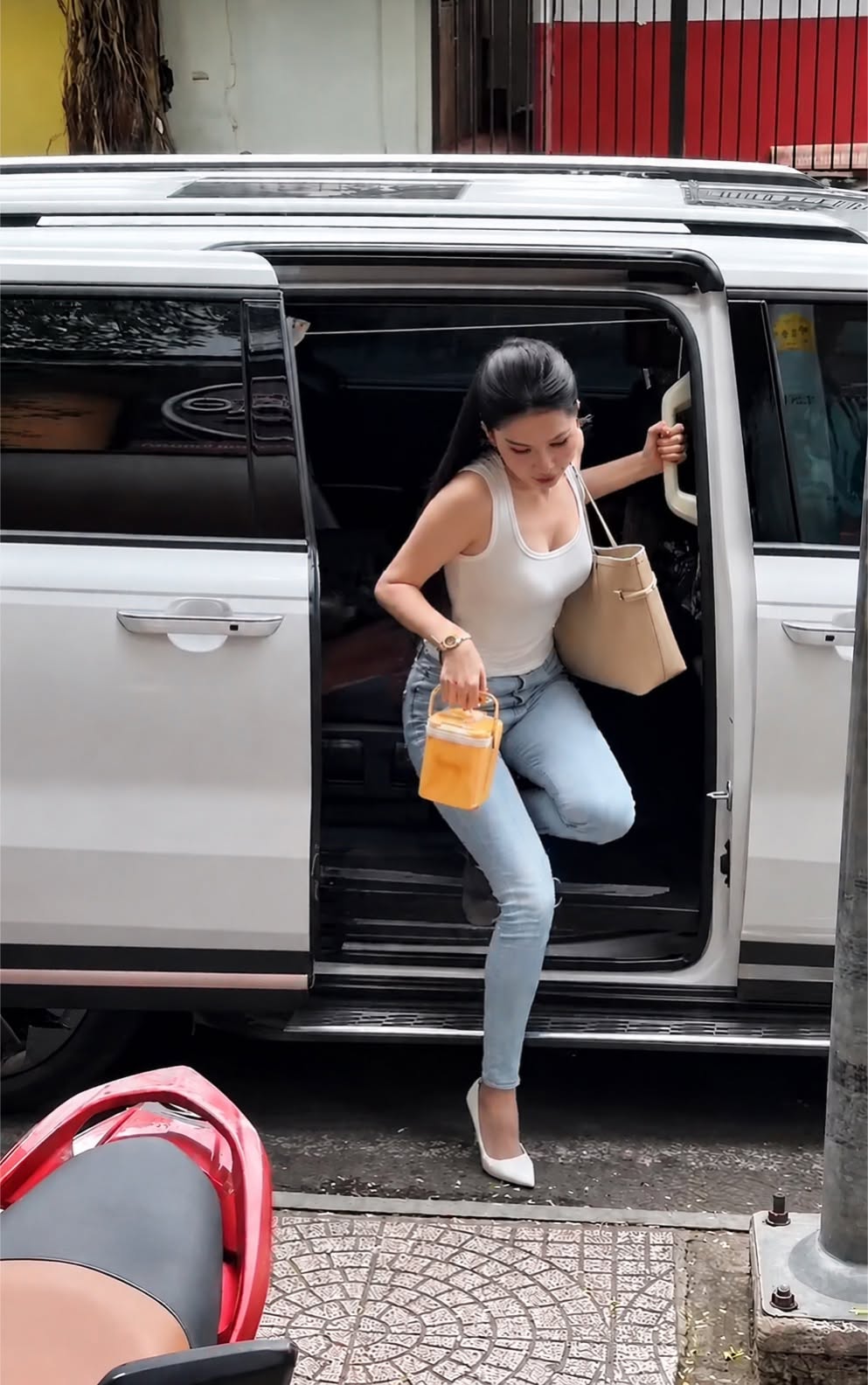 Ngọc Trinh gây sốt khi mặc lại quần jeans 10 tuổi
