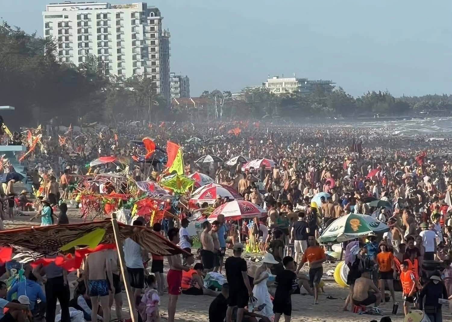 Không khí nhộn nhịp bao trùm bãi biển Sầm Sơn khi hàng nghìn người dân và du khách đổ về vui chơi, nghỉ dưỡng.