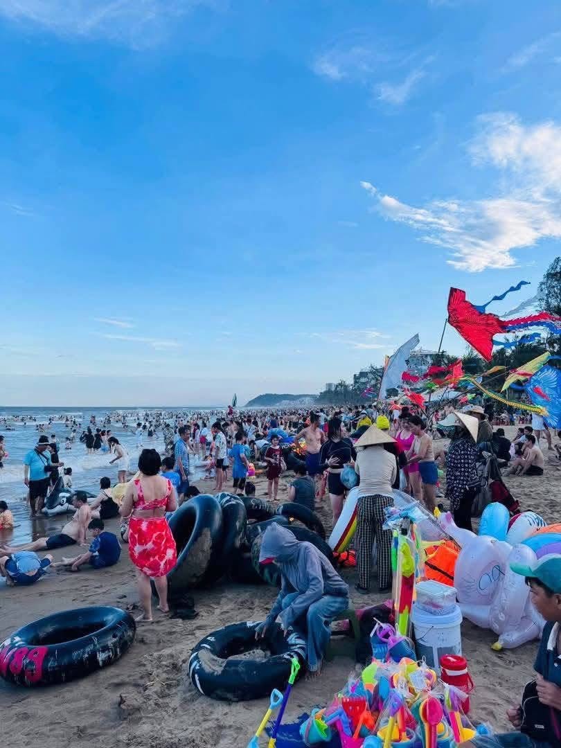 Cảnh tượng khó tin tại biển Sầm Sơn: Không còn một chỗ trống, ken đặc du khách giữa đợt nắng nóng