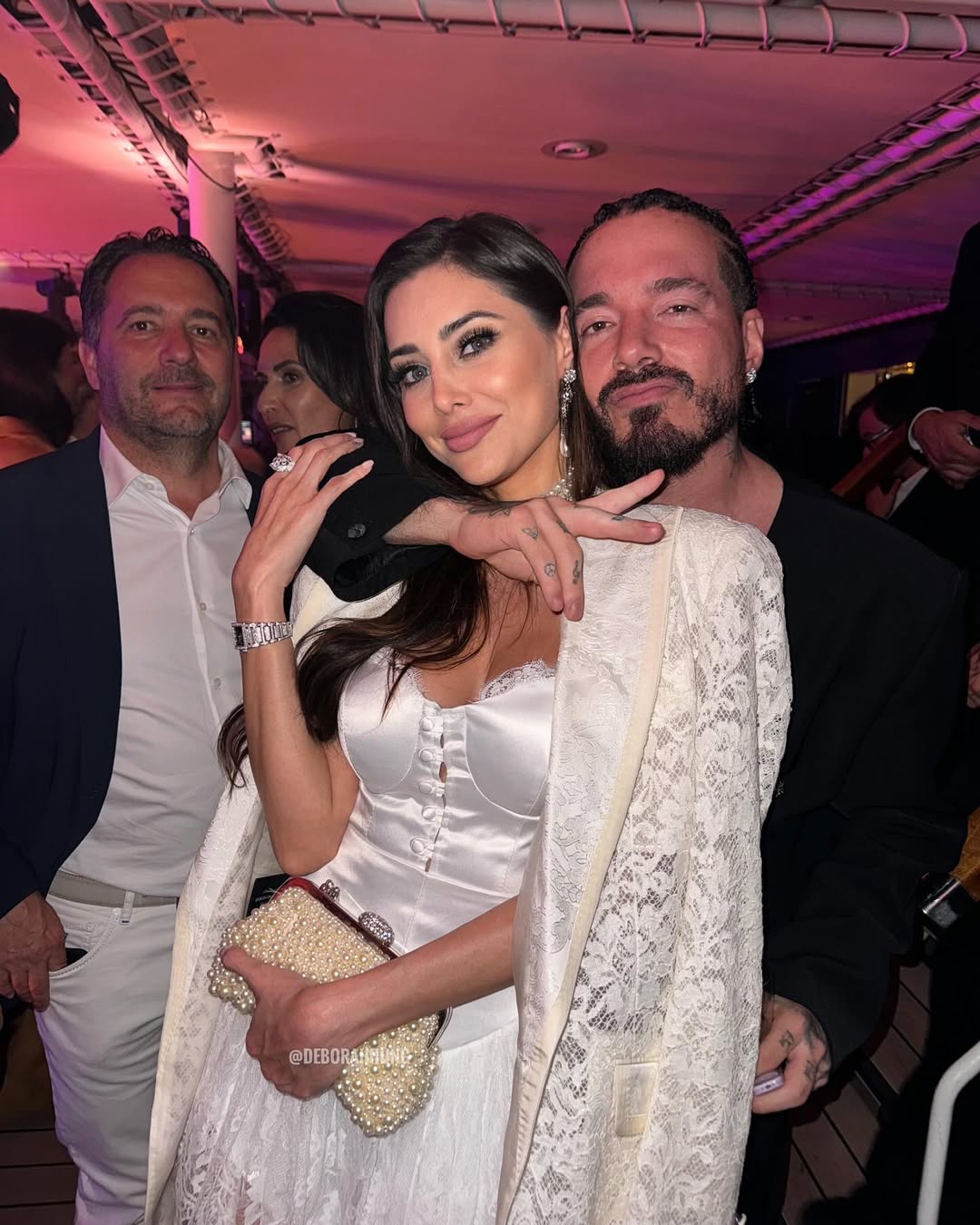 Cô chụp hình cùng J Balvin -