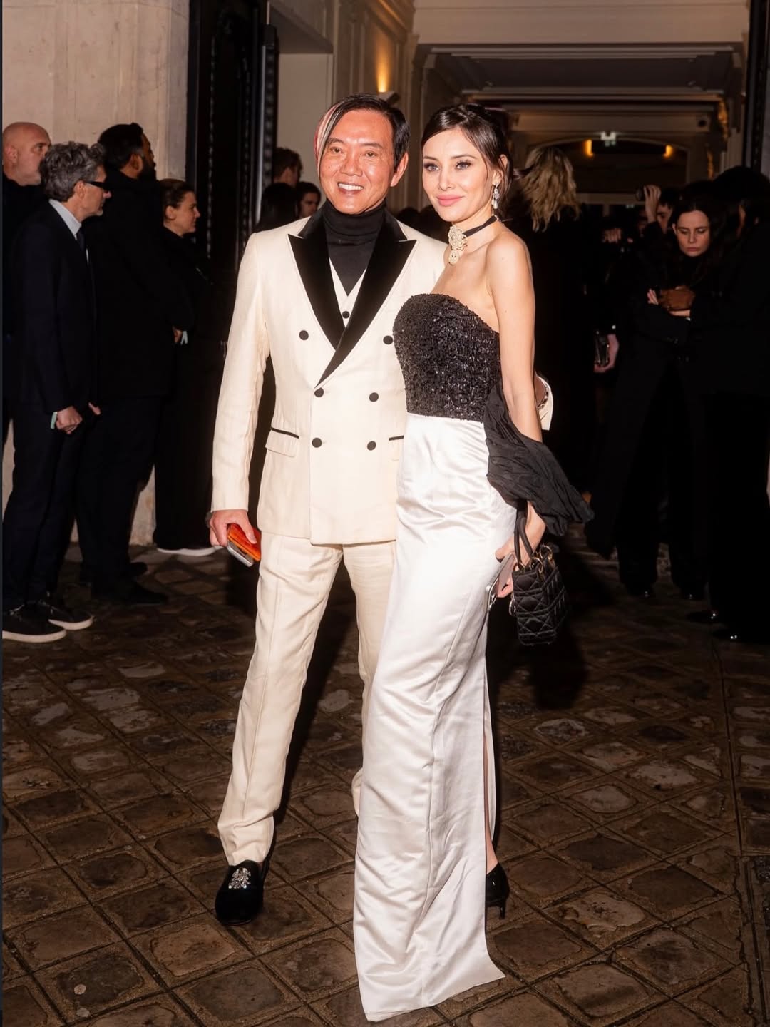 Vợ chồng nhà tỷ phú chơi thân với giới showbiz.