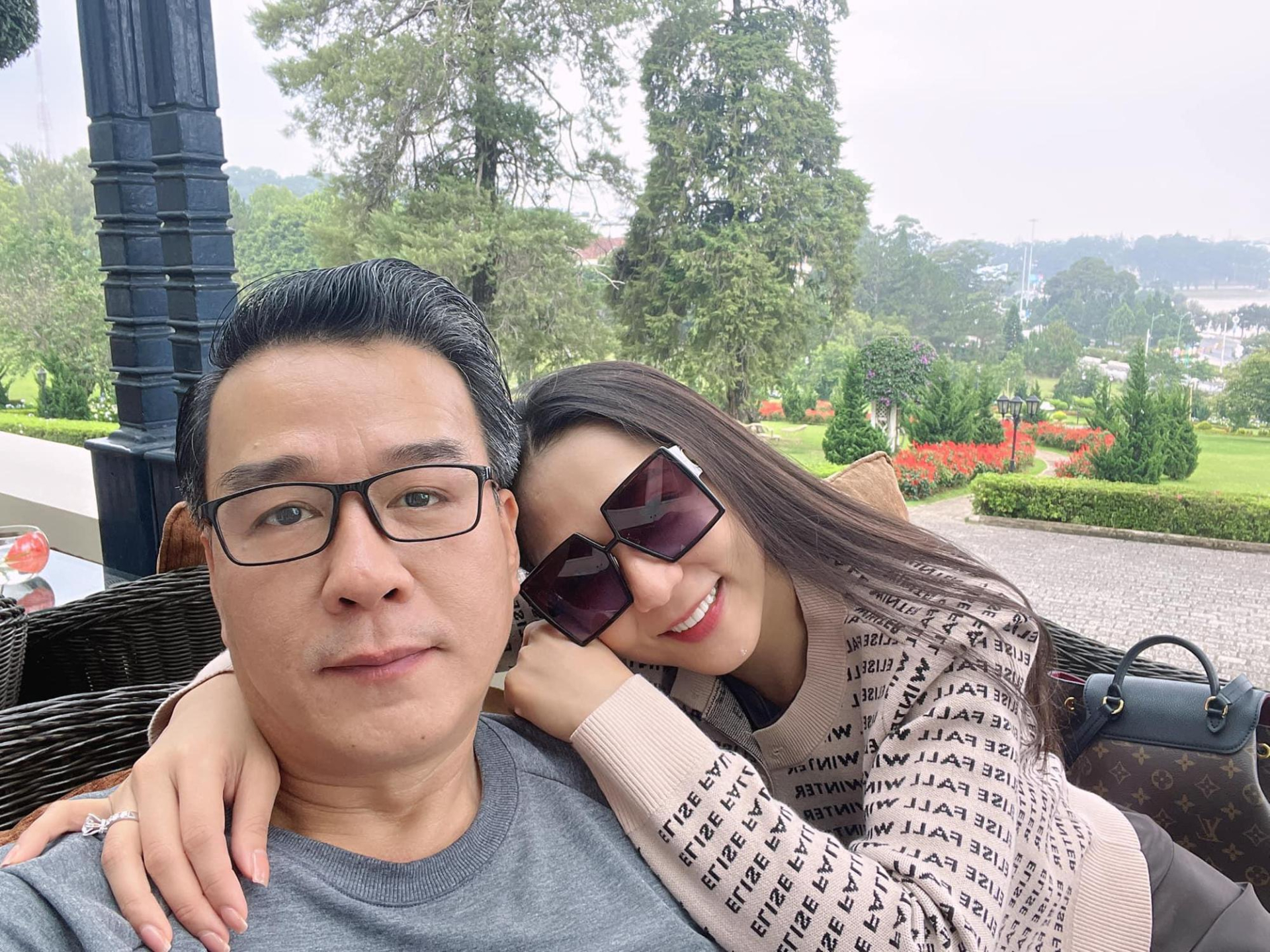 Hà Thanh Xuân và Thắng Ngô quen biết nhau nhờ sự mai mối của một đạo diễn. Lúc đó, nữ ca sĩ ở Mỹ nên cả hai yêu xa cho đến tháng 3/2022 mới lần đầu gặp mặt. Ảnh: FBNV