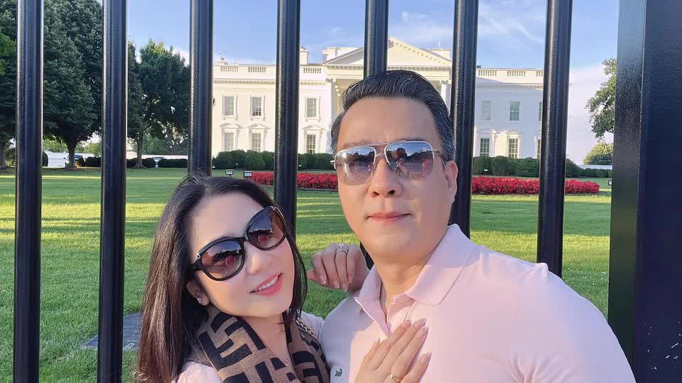 Trước khi đổ vỡ, cặp đôi luôn dành thời gian du lịch khắp nơi và những lời tình cảm, ngọt ngào cho đối phương. Ảnh: FBNV
